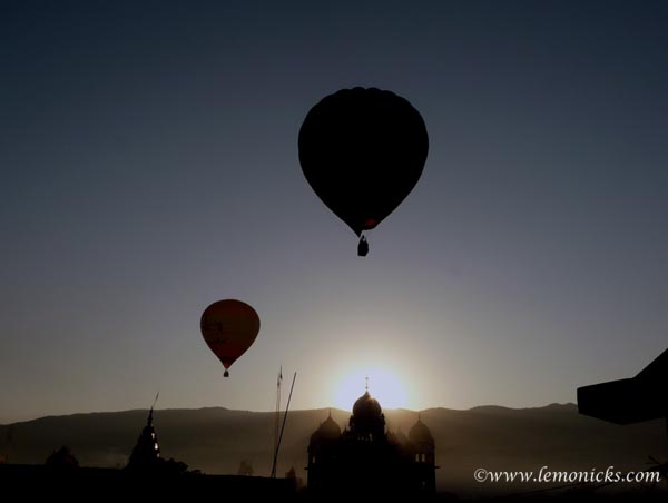 Travel Photo Roulette: Hot air baloons at dawn at Pushkar. Copyright by lemonicks.com